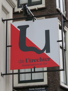 840656 Afbeelding van het uithangbord van stadsbrasserie en bar 'de Utrechter' (Vredenburg 40) te Utrecht.